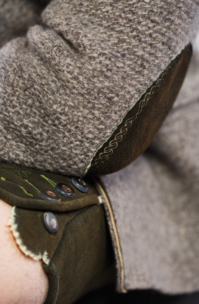 Das Leder-Relief — Stickerei, veredelt mit Lasertechnik