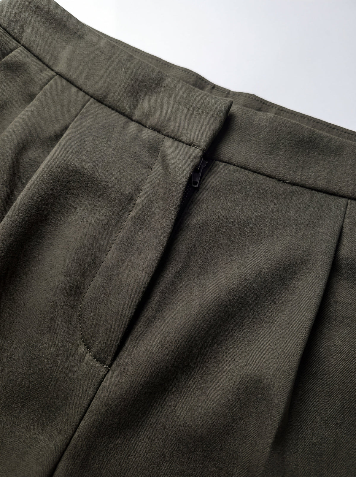 Modern trousers in wool satin - Image 3