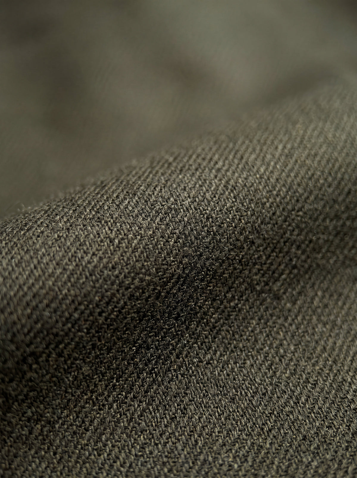 Modern trousers in wool satin - Image 4