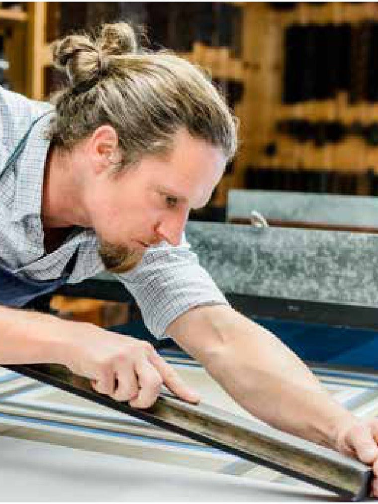 Handdruck: ein Drucker setzt das Model auf den Stoff, traditionelle Handwerkskunst