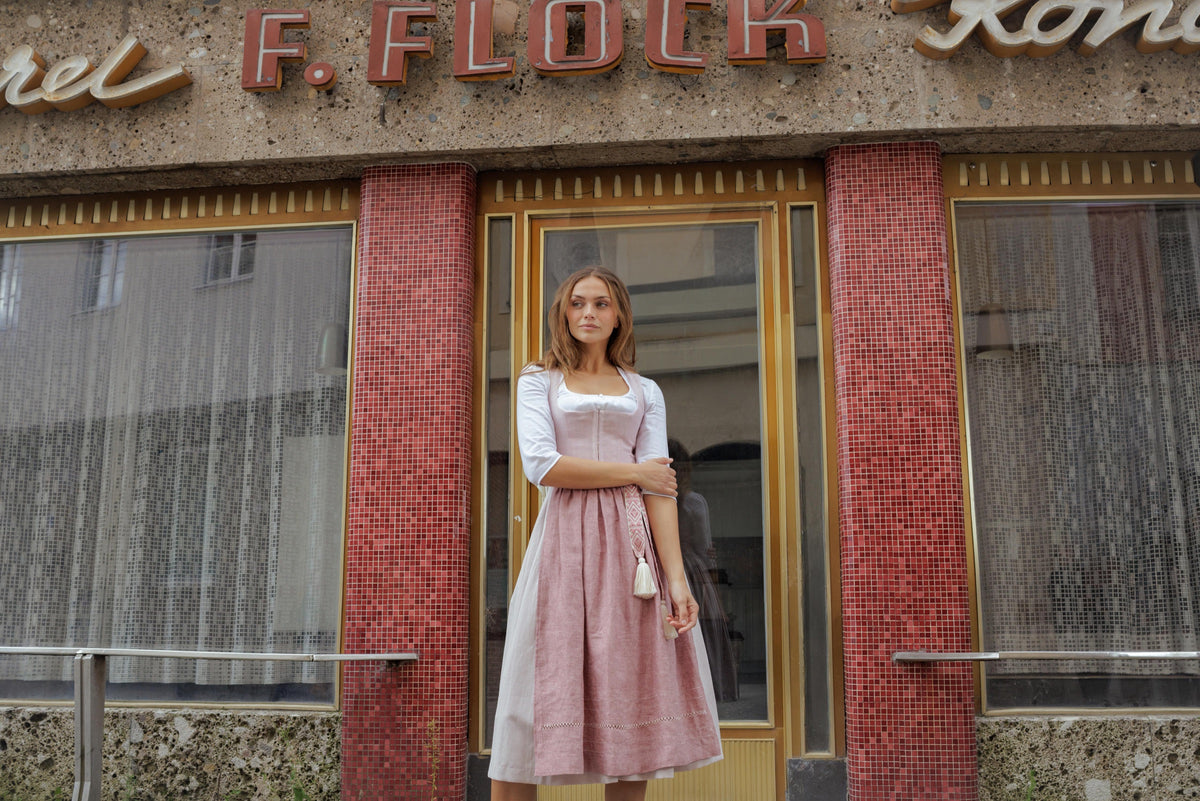 Gössl SS26 Lookbook — Klassik Dirndl in Rosa mit Tegernseer Bluse