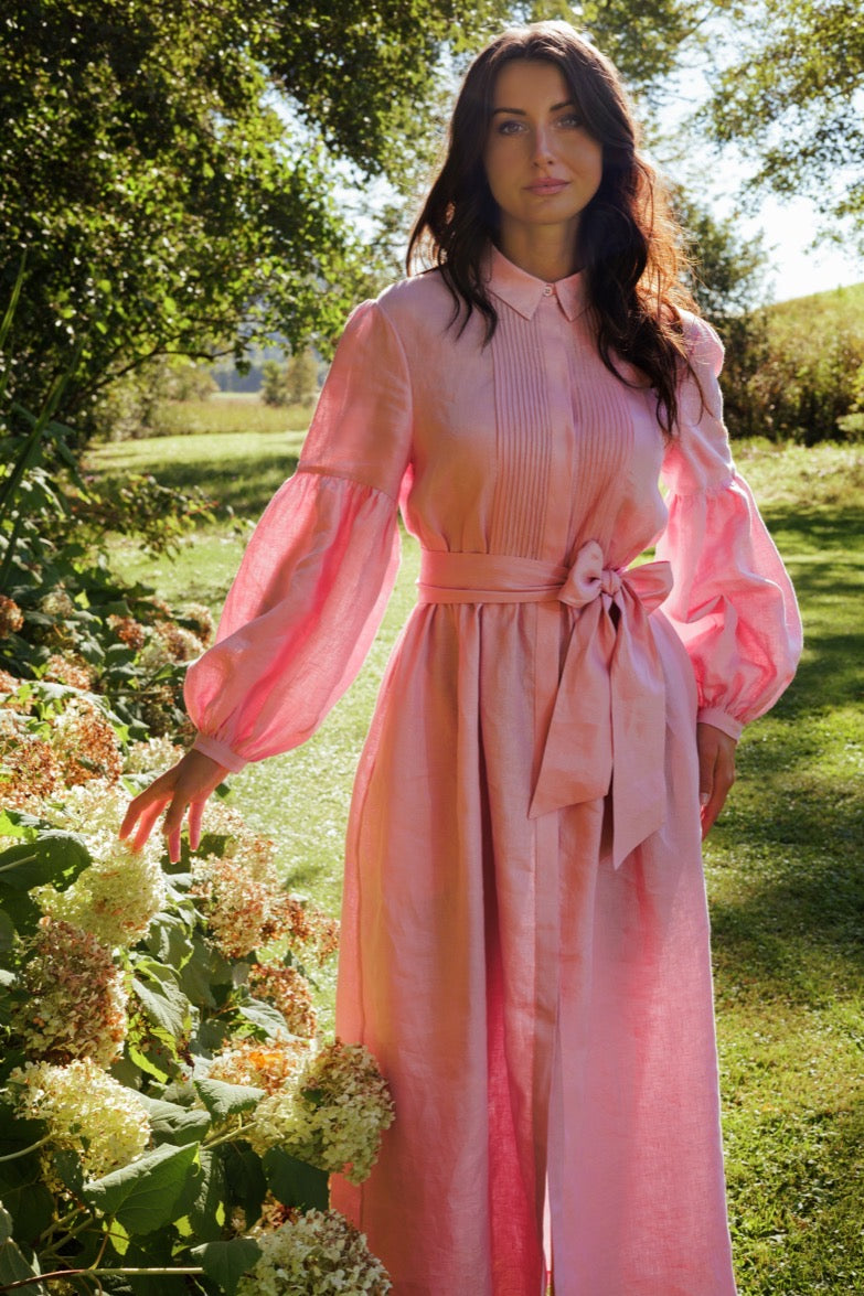 Leinenkleid mit Biesenfalten im Sommergarten